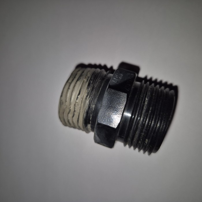 Defekter Original-Adapter der Gartenpumpe